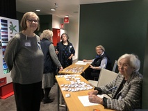 Kokouspäivän ilmoittautumisia vastaanottamassa Raija Heikkurinen ja Aija Tiilikainen